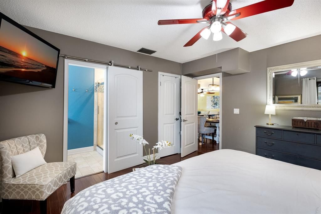 Bedroom, Interior, Pendant Lights, Wood Texture Flooring