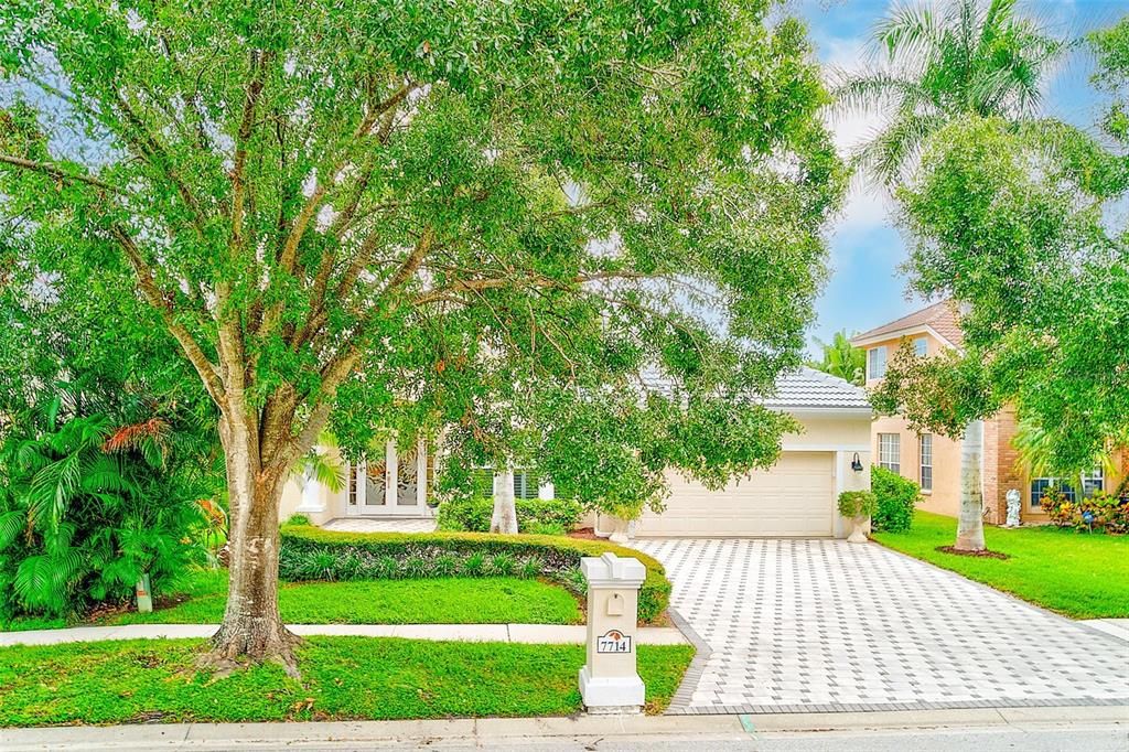 Attached, Exterior, Facade, Mediterranean