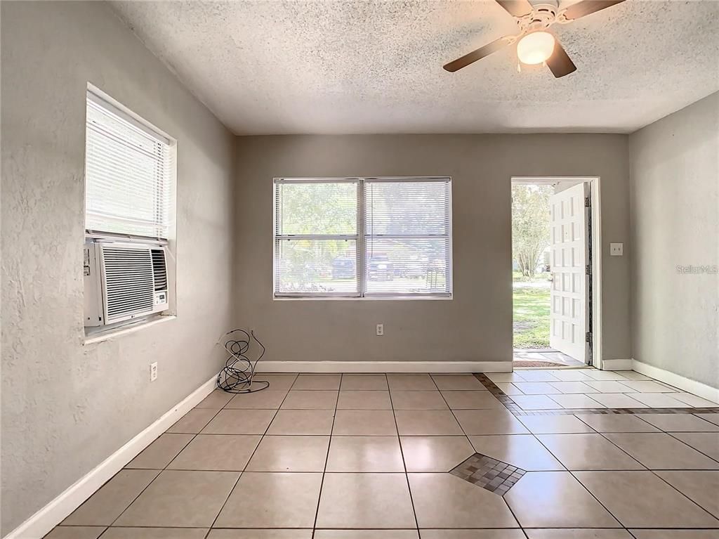 Empty room, Interior
