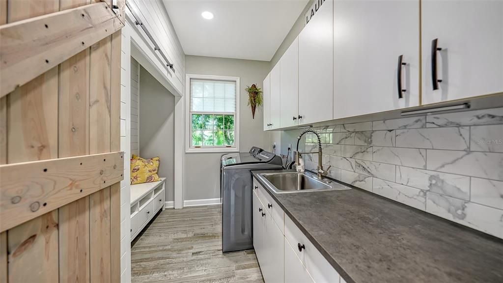 Interior, Recessed Lighting, Washer, Wood Texture Flooring