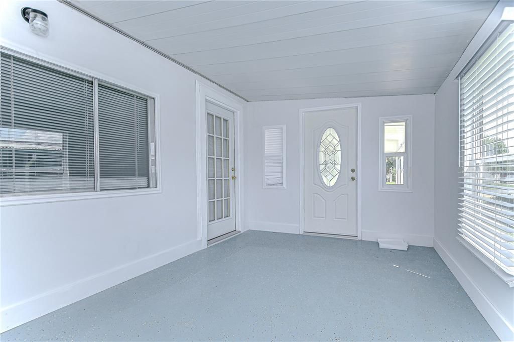 Empty room, Interior