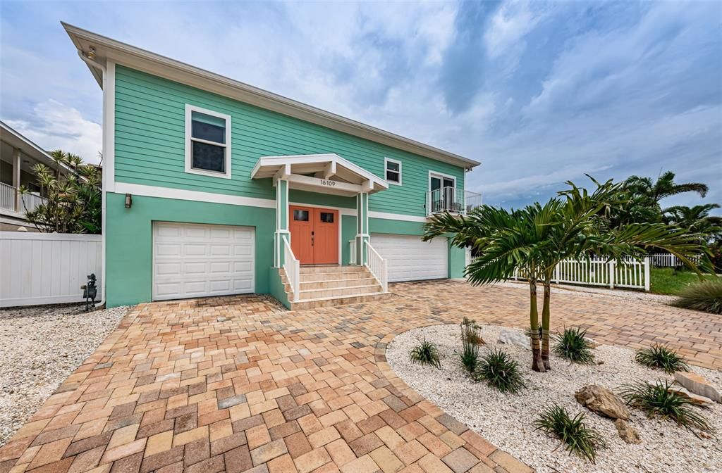 Attached, Exterior, Facade, Raised Ranch