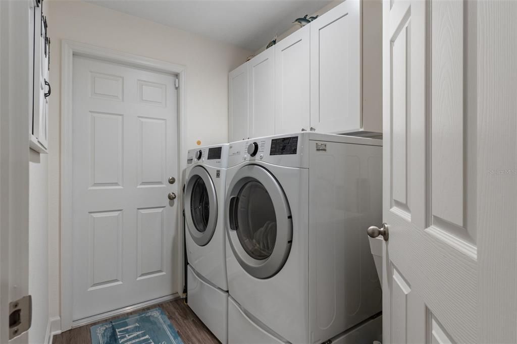 Interior, Washer, Wood Texture Flooring