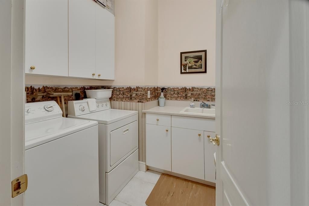 Interior, Washer, Wood Texture Flooring