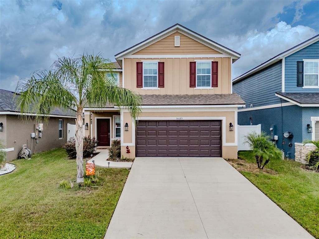 Attached, Exterior, Facade, American Craftsman