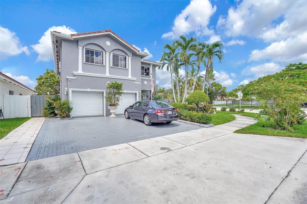 Attached, Exterior, Facade, Mediterranean