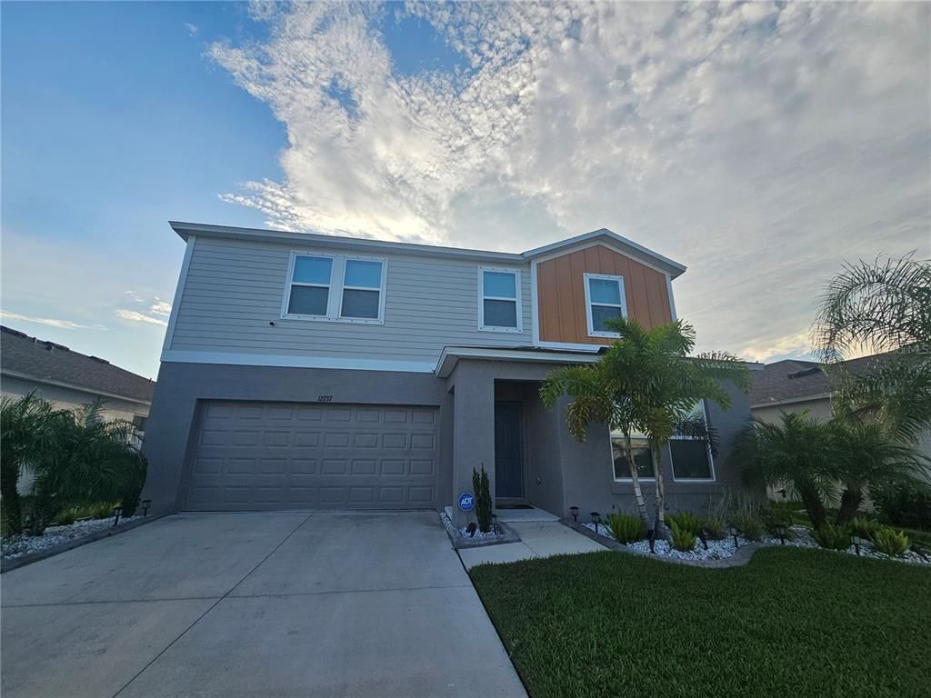 Attached, Exterior, Facade, Modern