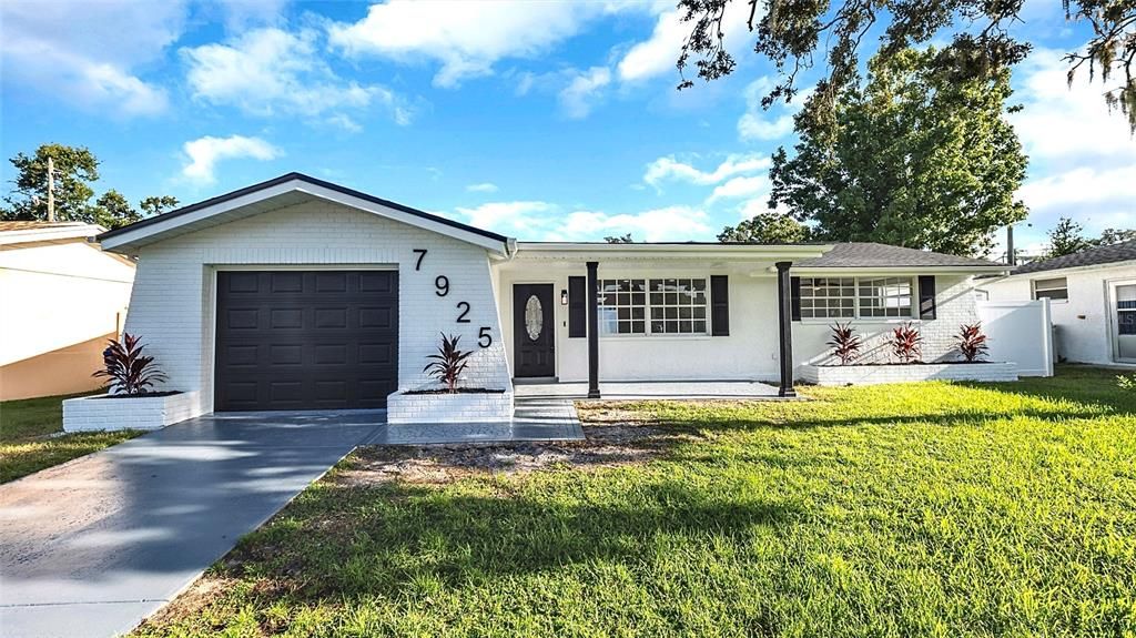 Attached, Exterior, Facade, Ranch