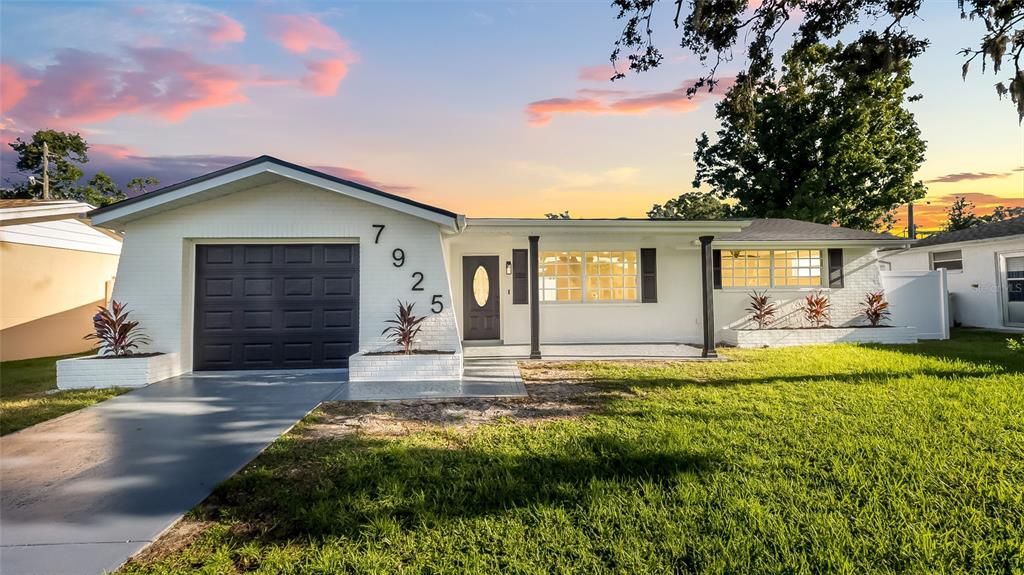 Attached, Exterior, Facade, Ranch
