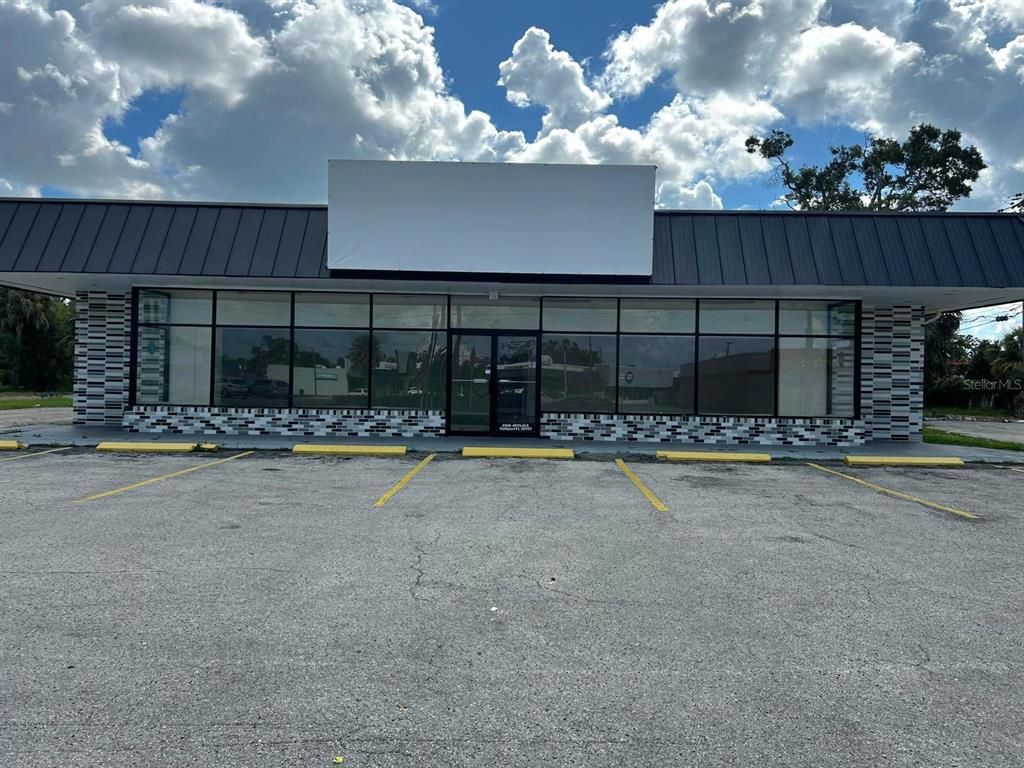 Exterior, Facade, Modern