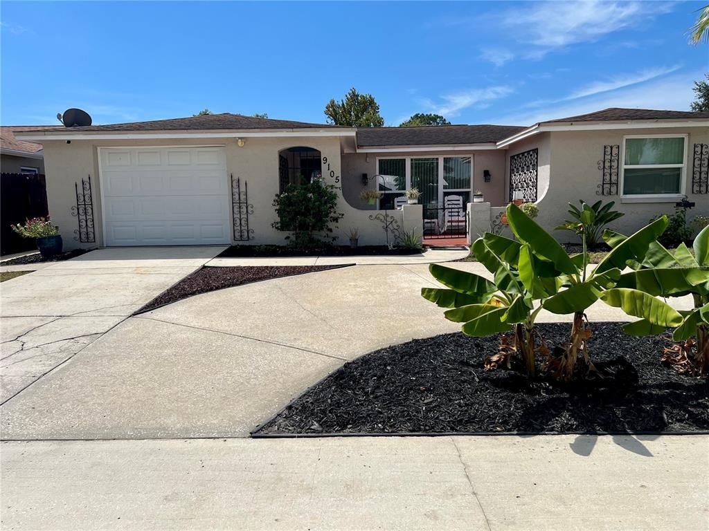 Attached, Exterior, Facade, Ranch