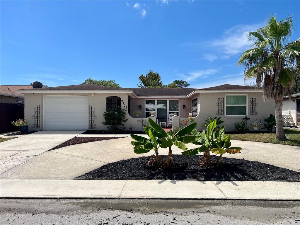 Attached, Exterior, Facade, Ranch