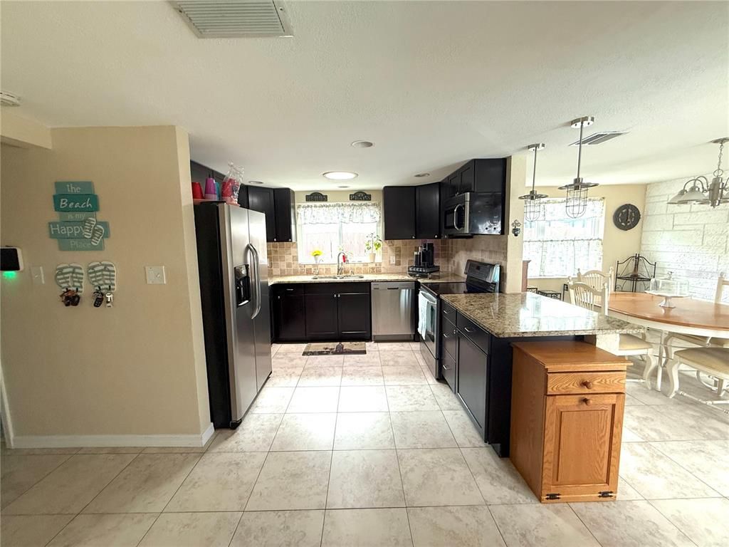 Dining room, Interior, Kitchen, Pendant Lights, Stainless Steel Appliances