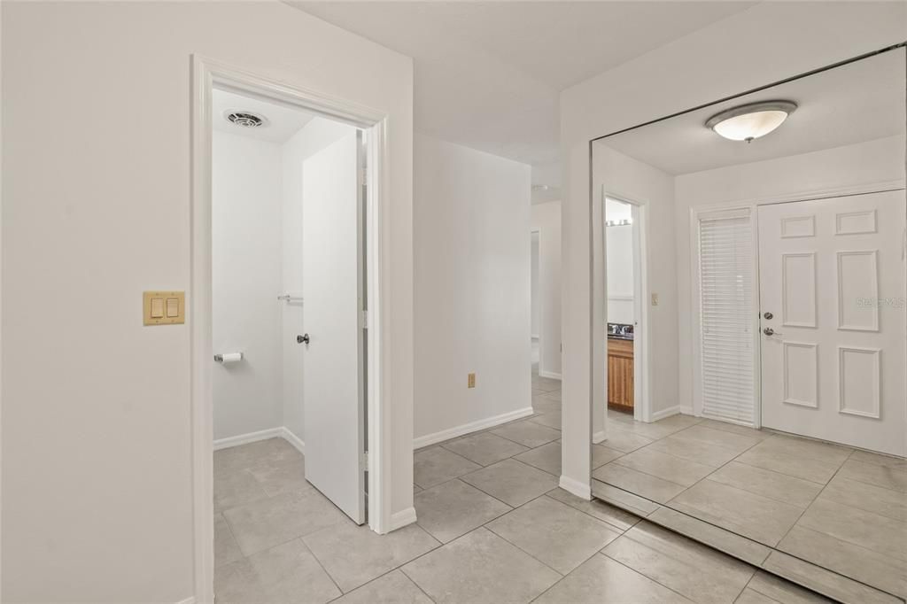 Empty room, Interior
