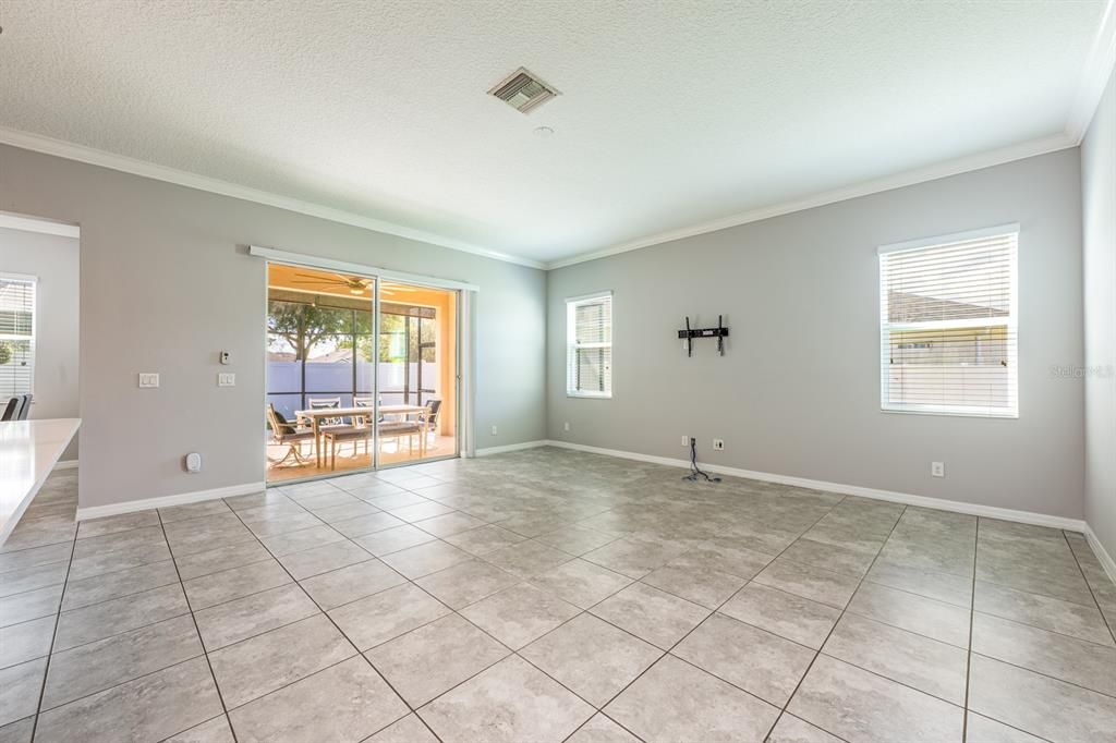 Empty room, Interior