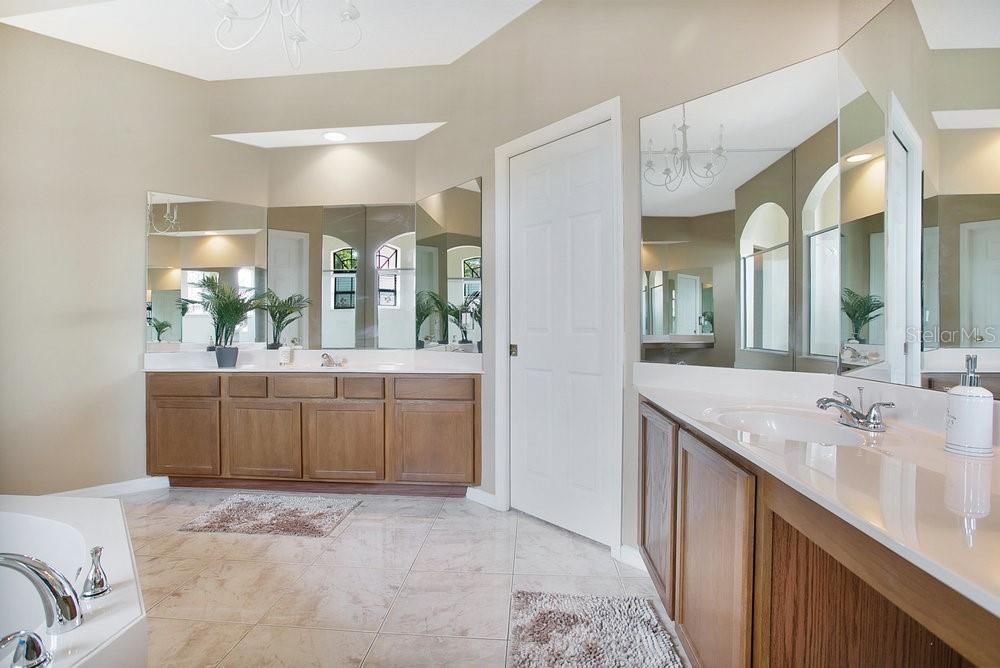 Bathroom, Dual Sink Vanities, Interior, Recessed Lighting