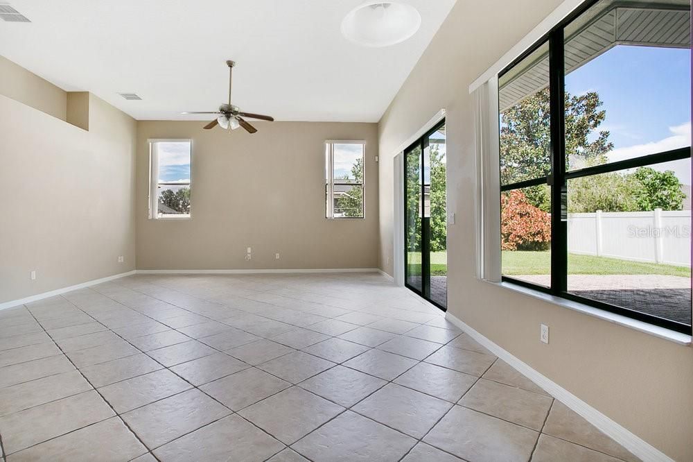 Empty room, Interior