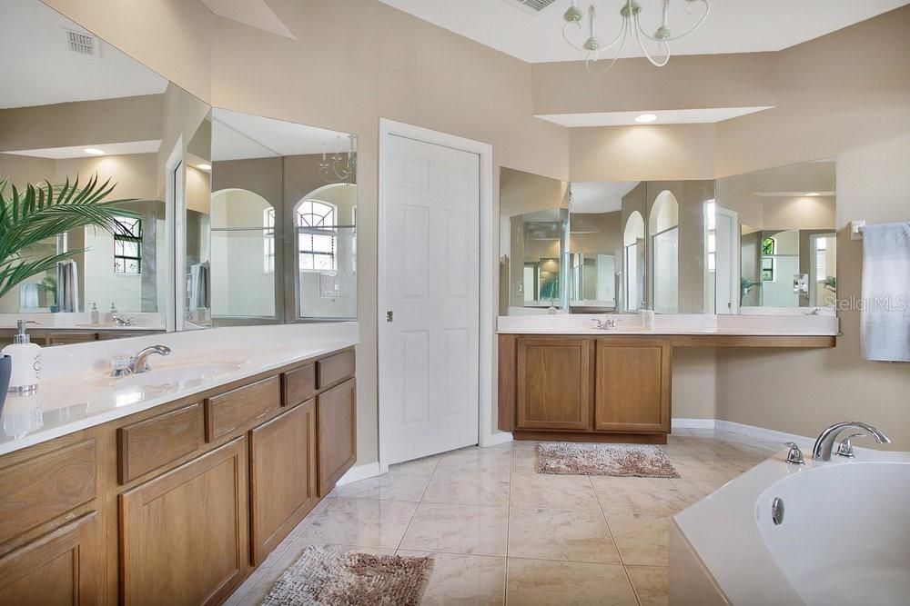 Bathroom, Dual Sink Vanities, Interior, Recessed Lighting
