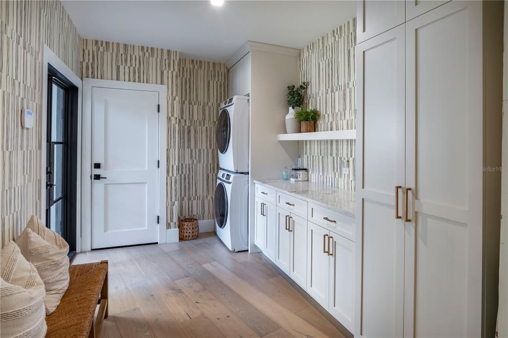 Interior, Recessed Lighting, Washer, Wood Texture Flooring
