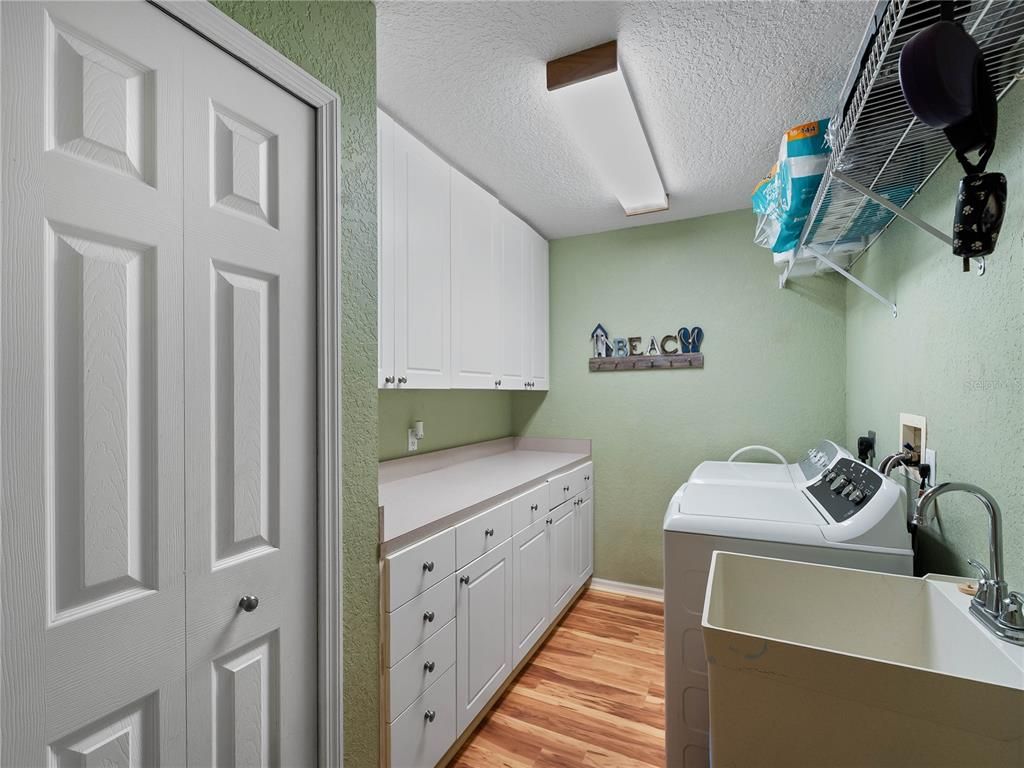 Interior, Washer, Wood Texture Flooring