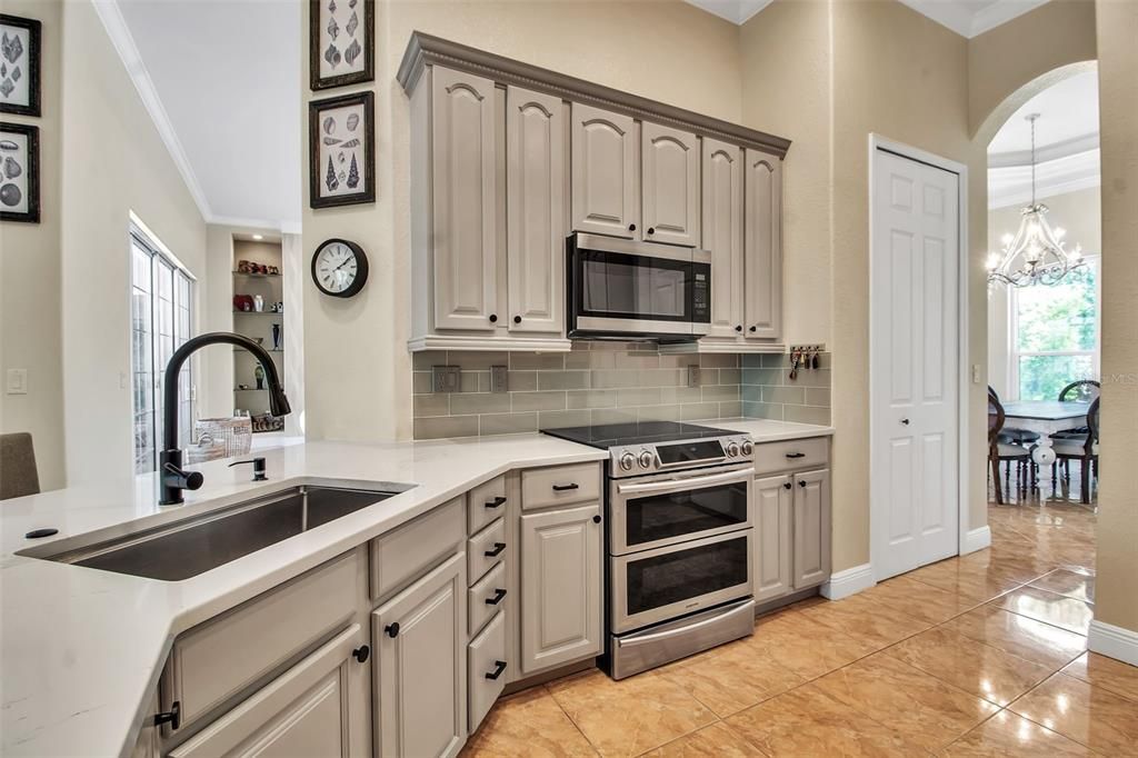 Chandelier, Dining room, Interior, Kitchen, Pendant Lights, Stainless Steel Appliances