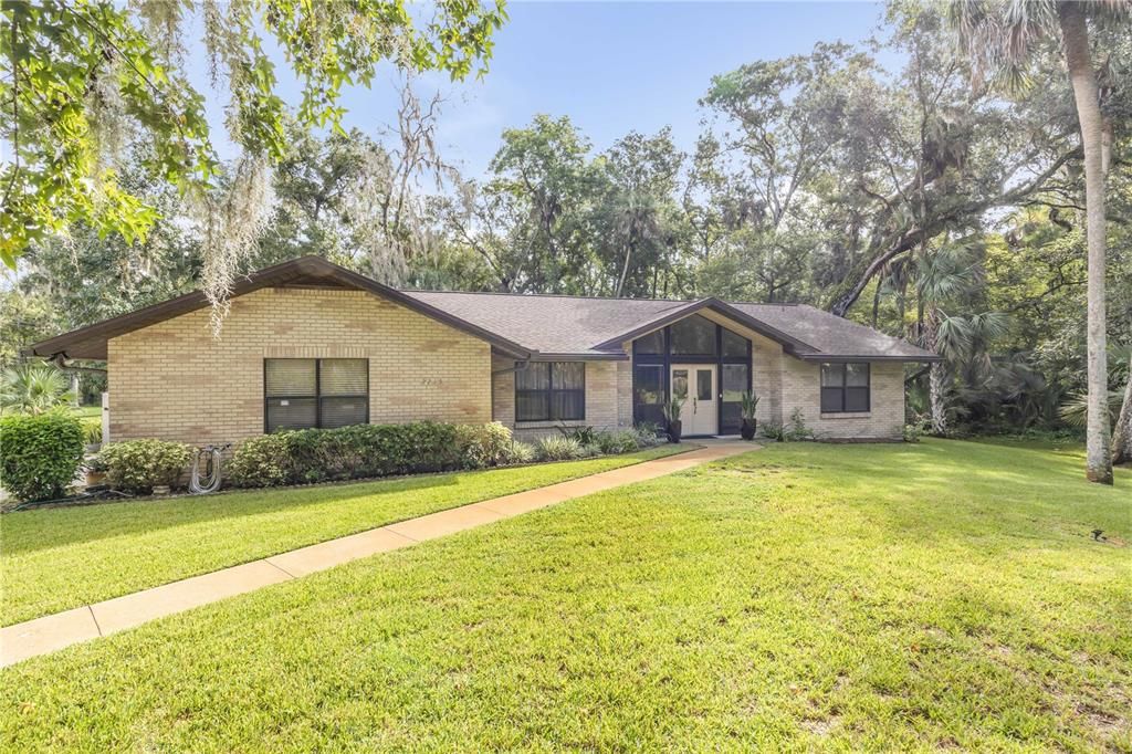 Backyard, Exterior, Facade, Brick Facade, Ranch
