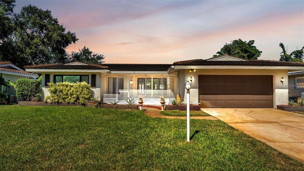 Attached, Exterior, Facade, Ranch