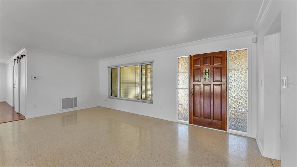 Empty room, Interior