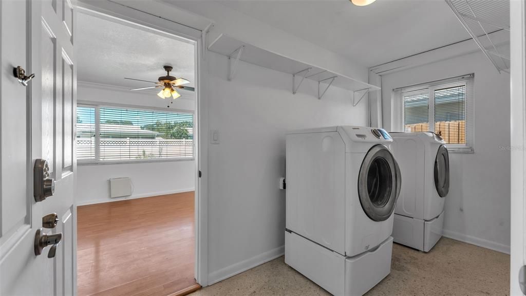 Interior, Washer, Wood Texture Flooring