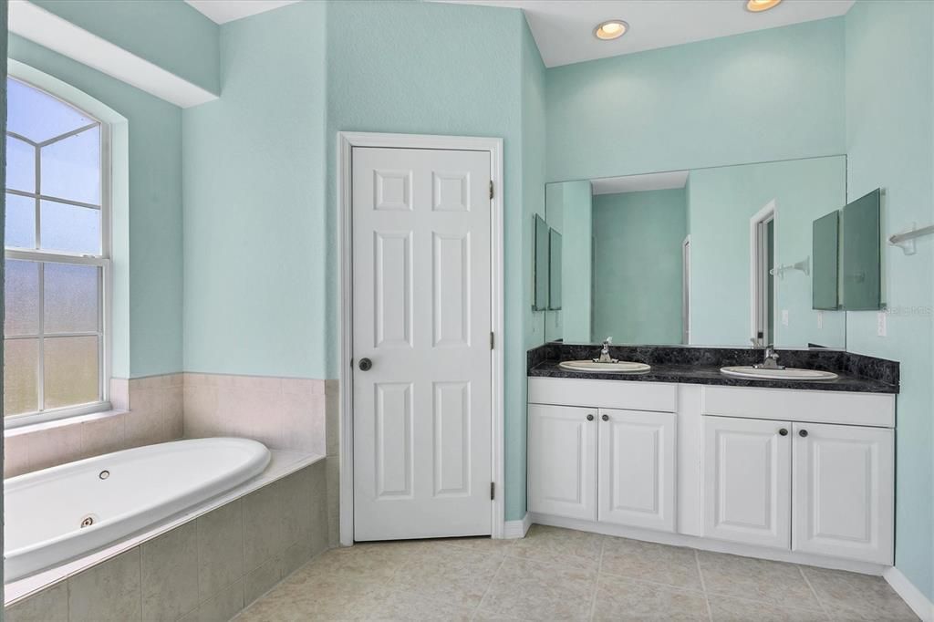 Bathroom, Dual Sink Vanities, Interior, Recessed Lighting