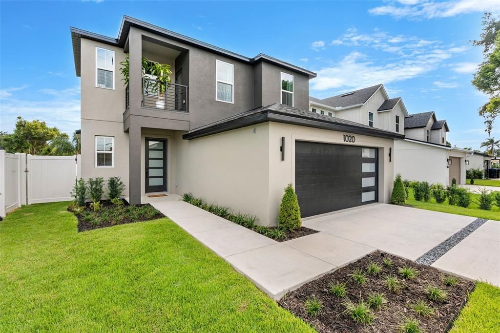 Attached, Backyard, Exterior, Facade, Modern
