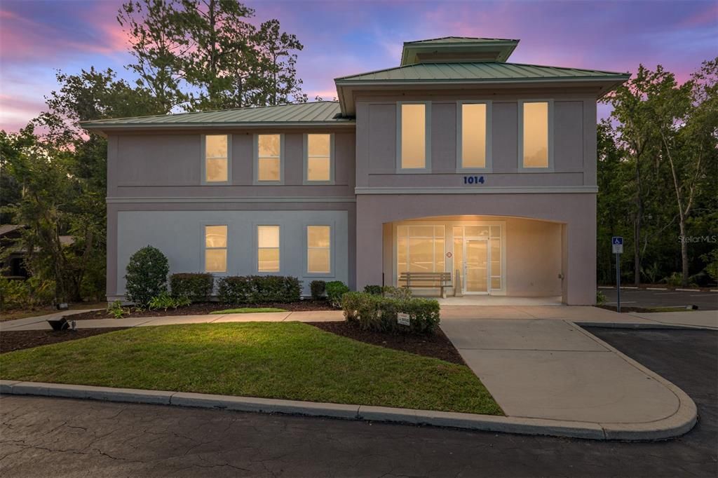 Exterior, Facade, Modern