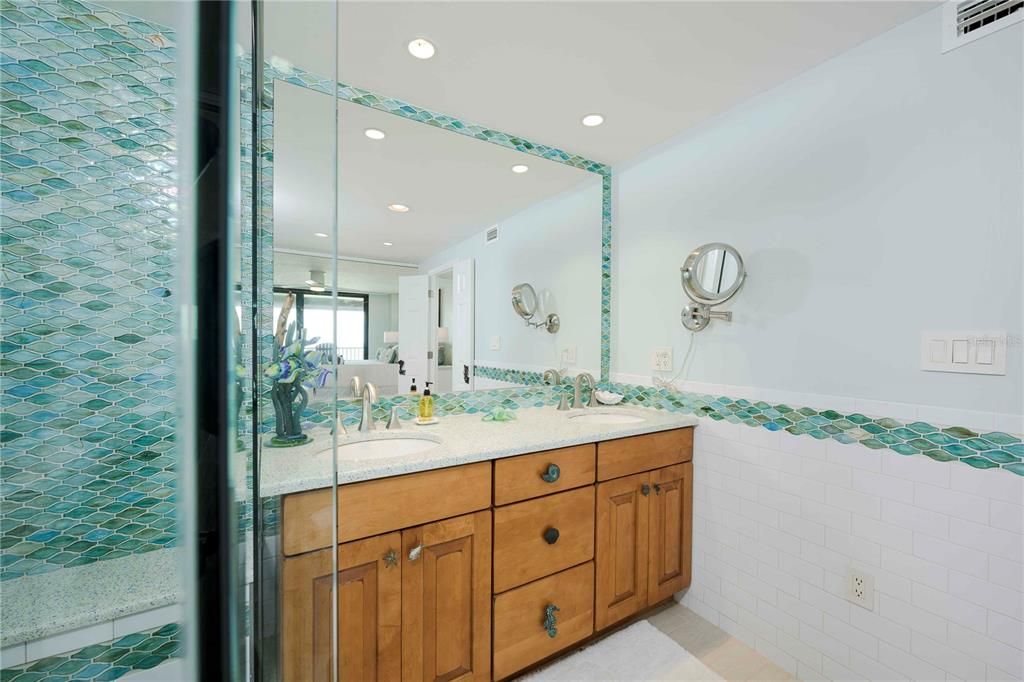 Bathroom, Dual Sink Vanities, Interior, Recessed Lighting