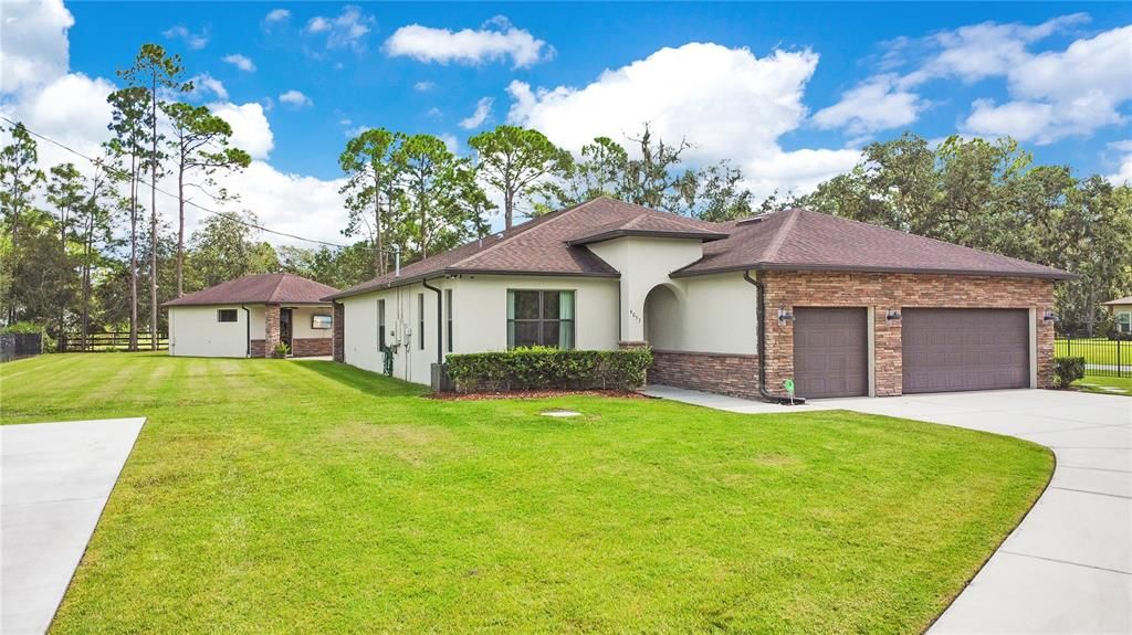 Attached, Backyard, Exterior, Facade, Brick Facade, Ranch