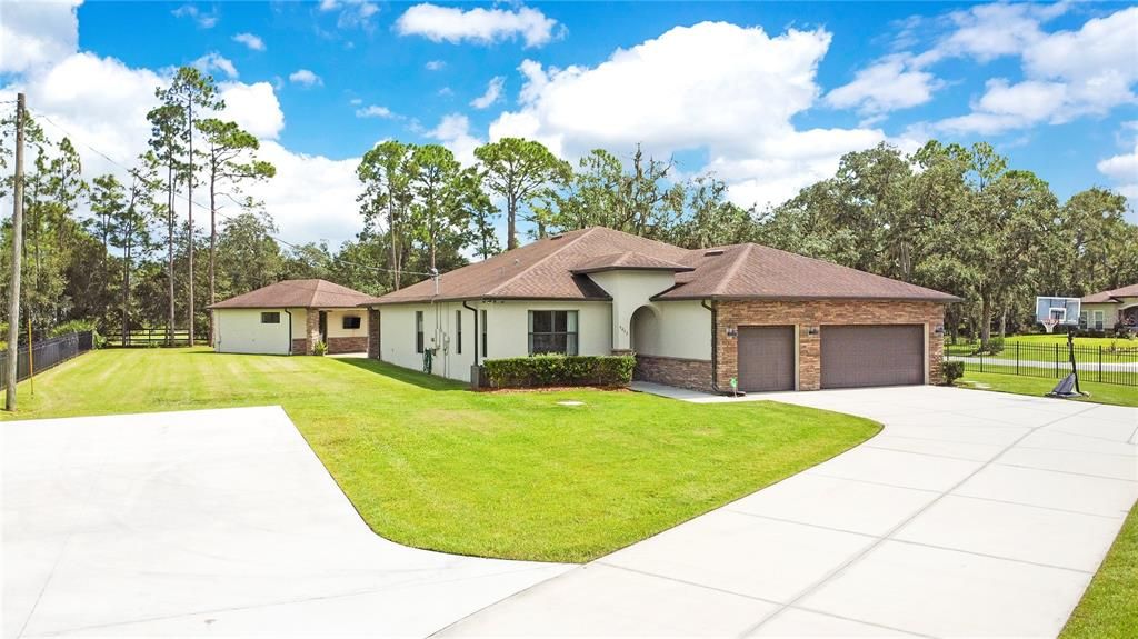 Attached, Backyard, Exterior, Facade, Brick Facade, Ranch