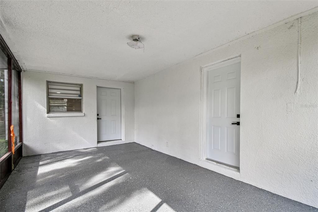 Empty room, Interior