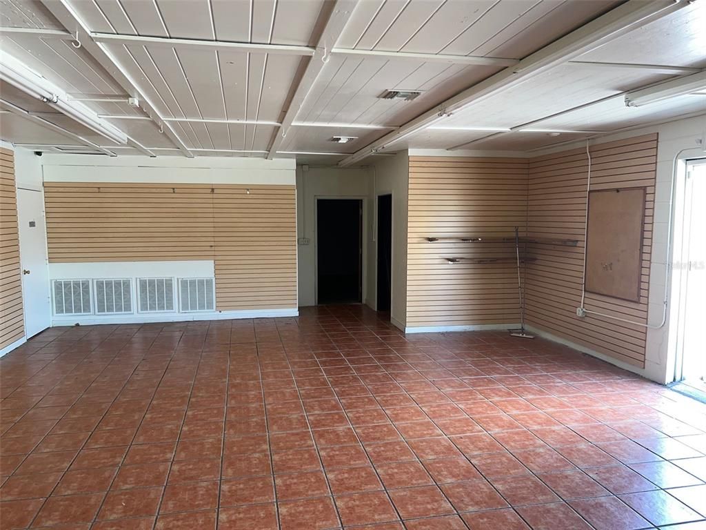 Empty room, Interior