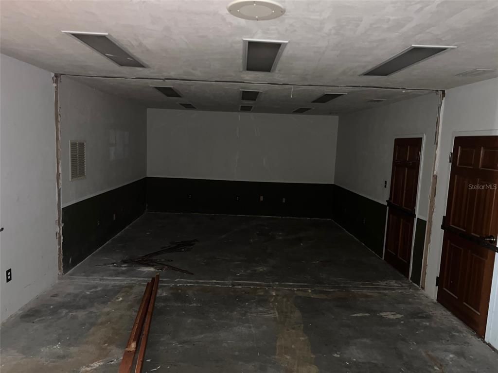 Empty room, Interior