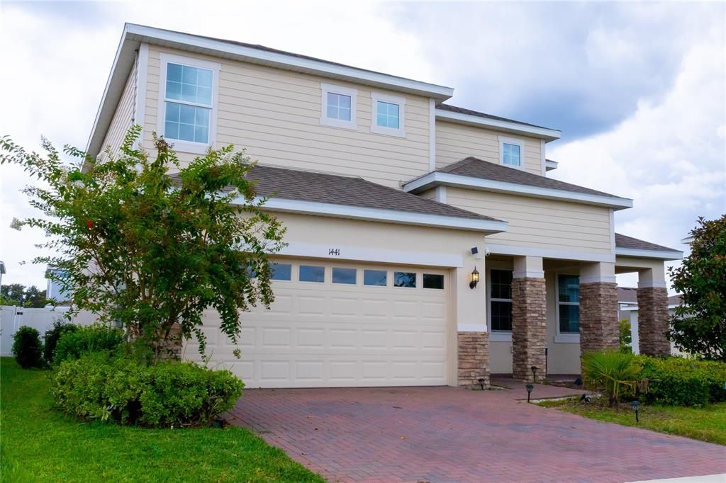 Attached, Exterior, Facade, American Craftsman