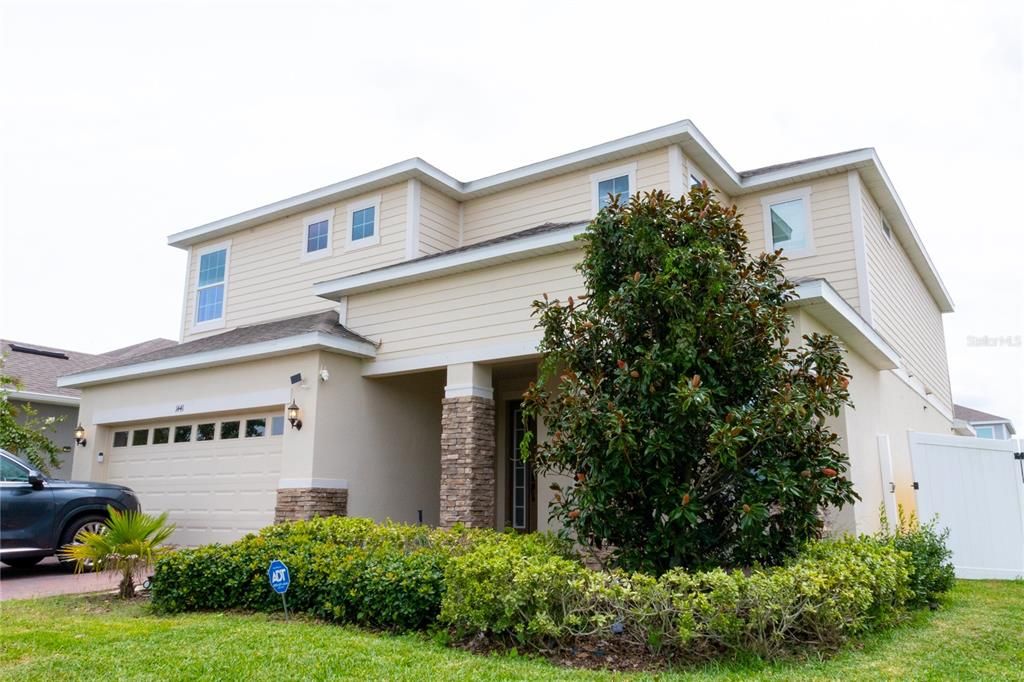 Attached, Exterior, Facade, American Craftsman