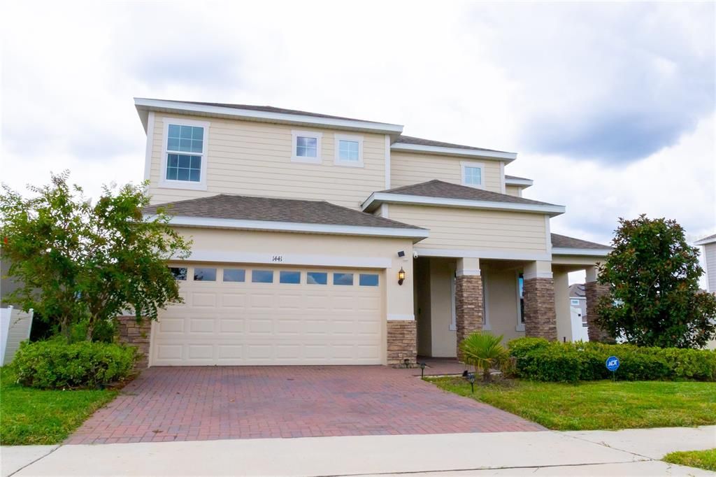 Attached, Exterior, Facade, American Craftsman