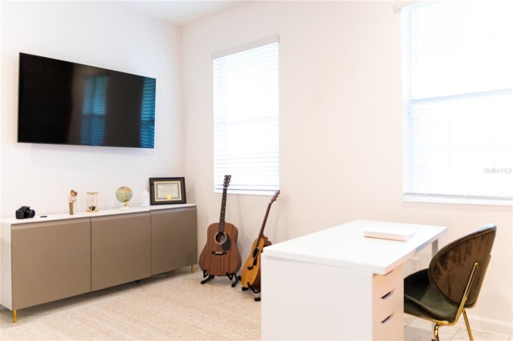 Home Office, Interior