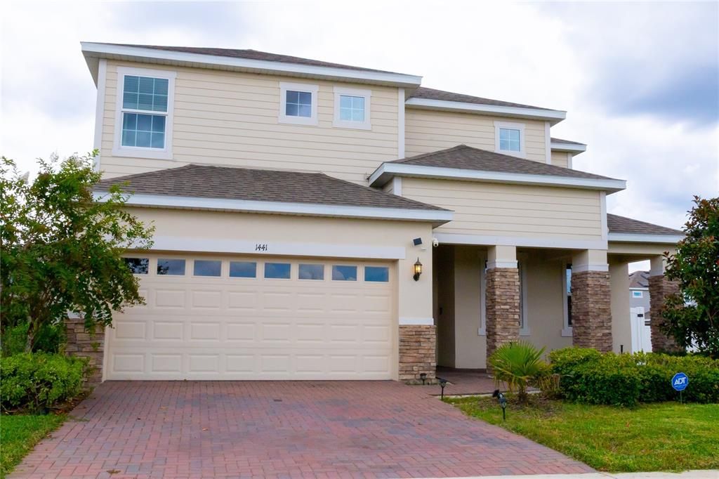 Attached, Exterior, Facade, American Craftsman