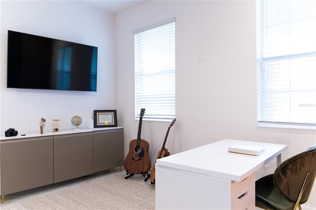 Home Office, Interior