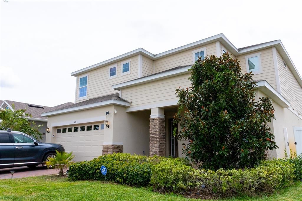 Attached, Exterior, Facade, American Craftsman