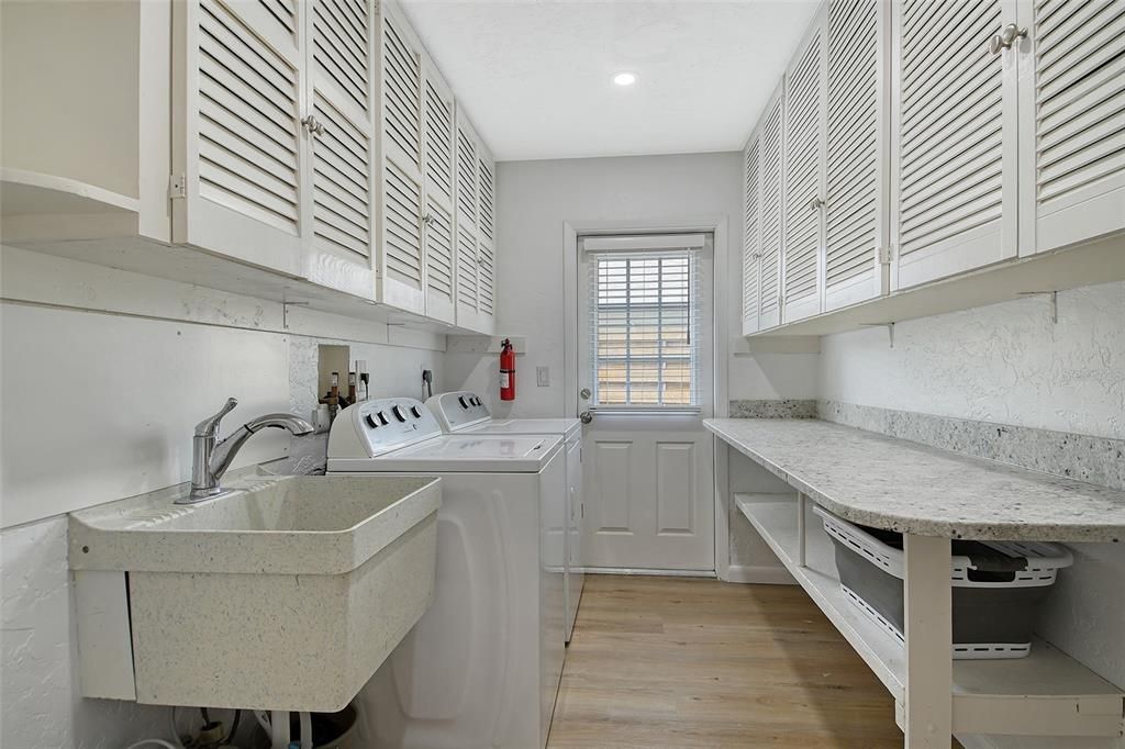 Interior, Recessed Lighting, Washer, Wood Texture Flooring