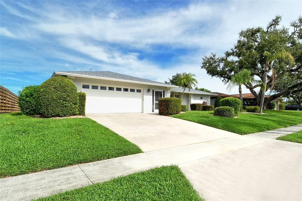 Attached, Exterior, Facade, Ranch