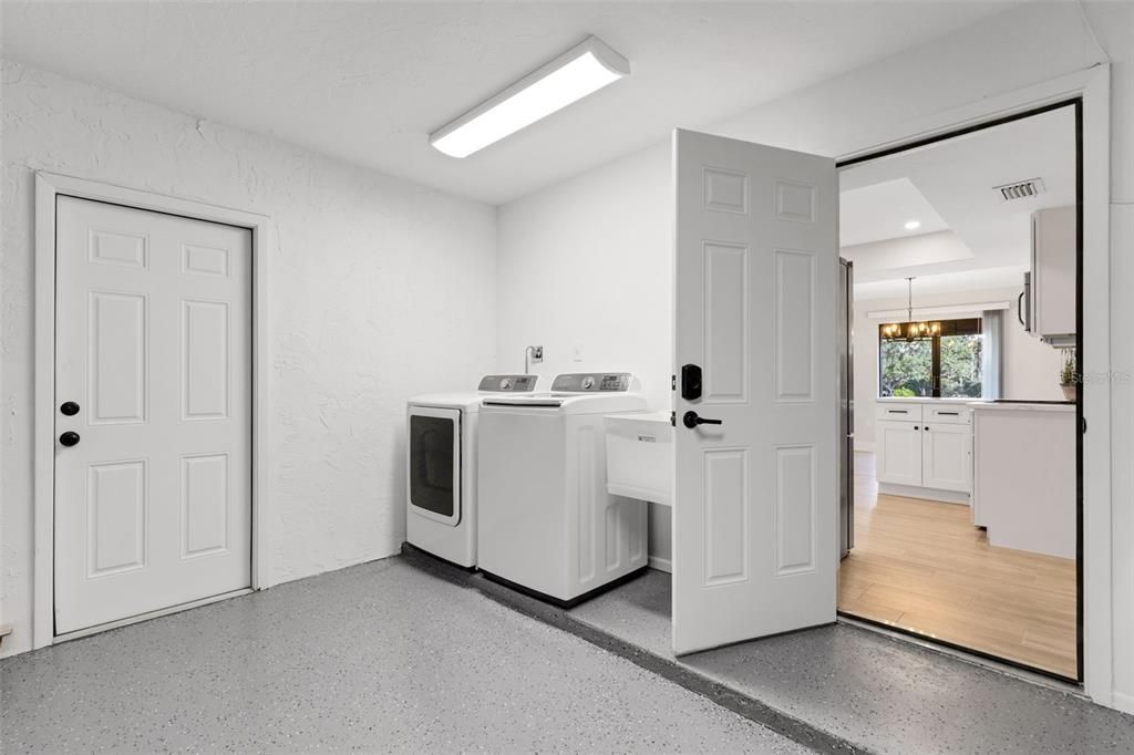 Interior, Recessed Lighting, Washer, Wood Texture Flooring
