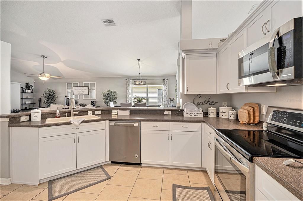 Dining room, Interior, Kitchen, Pendant Lights, Stainless Steel Appliances