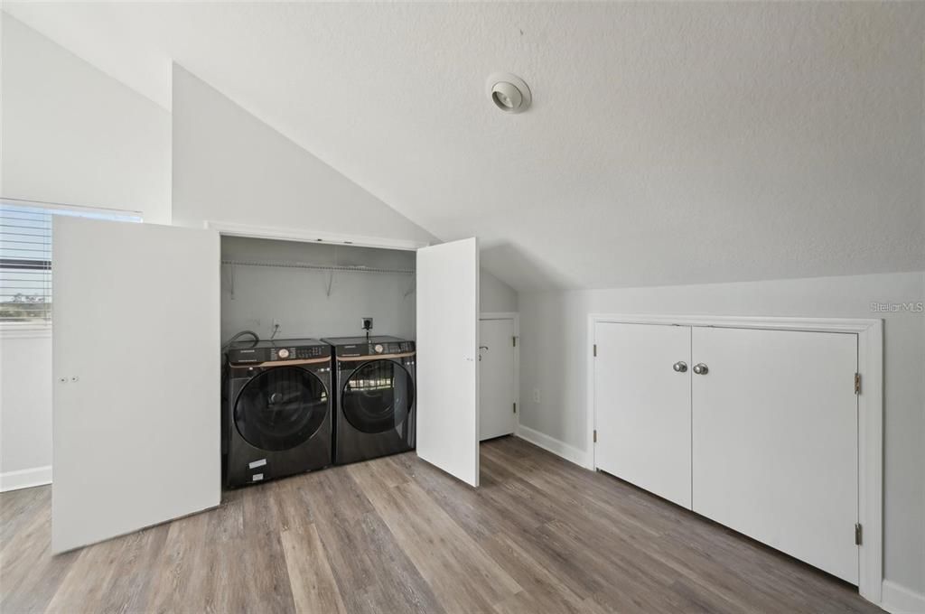 Interior, Washer, Wood Texture Flooring